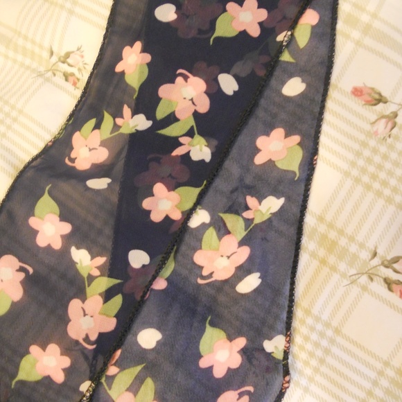 2 Scarfs - Picture 8 of 8